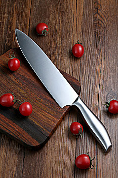 厨刀和切开的小西红柿放在案板上