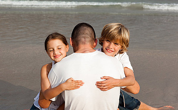 父亲,两个孩子,海滩