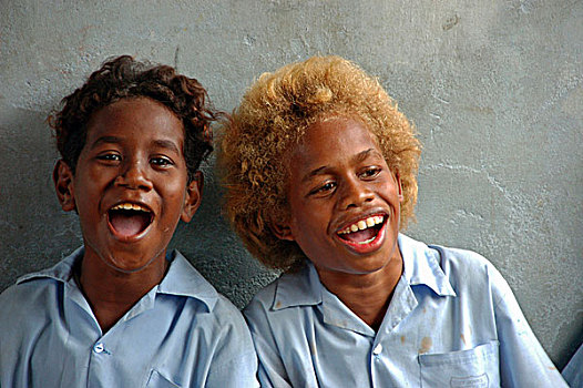 所罗门群岛,美拉尼西亚,男朋友,穿,淡蓝色,衬衫,站立,灰色,墙壁,微笑,叫,嘴,一个,棕发,金发,卷曲