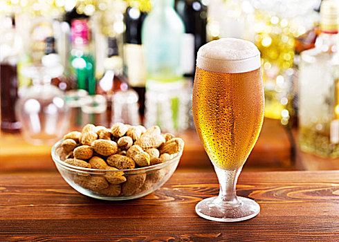 玻璃杯,啤酒,花生,酒吧