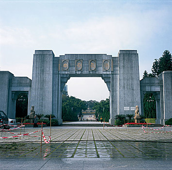 广州市黄花岗七十二烈士墓大门口