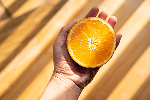 橙子,阳光,手