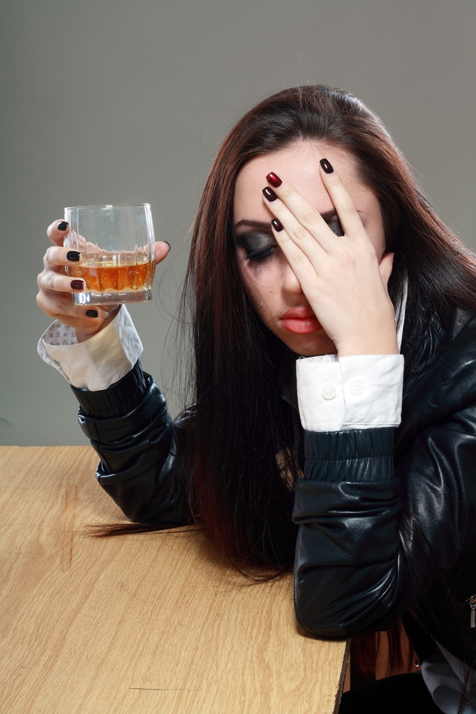 女人心情不好喝酒图片图片