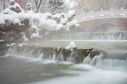 银装素裹的水磨沟公园