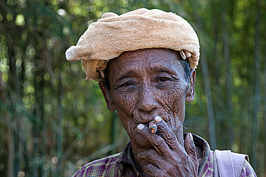 老,男人,头饰,吸烟,雪茄,头像,茵莱湖,掸邦,缅甸,亚洲