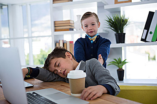男孩,公司主管,睡觉,拿着,咖啡杯,办公室