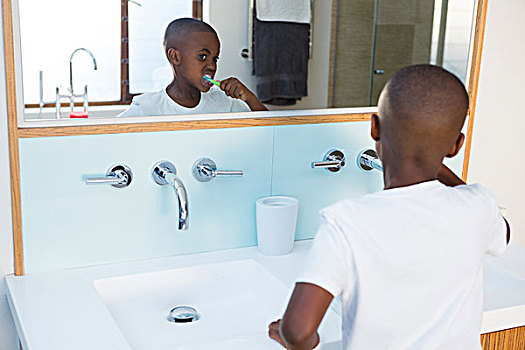 男孩,刷牙,看,倒影,家庭浴室