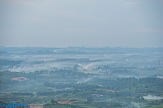 建筑群,远山,炊烟,廉租房,棚户区改造,轮廓,暗调,晚霞,乌云,霞光,蓝天,白云