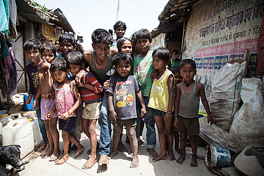 一群孩子,贫民窟,垃圾堆,新德里,印度,亚洲