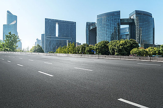 汽车广告背景,公路和现代城市建筑