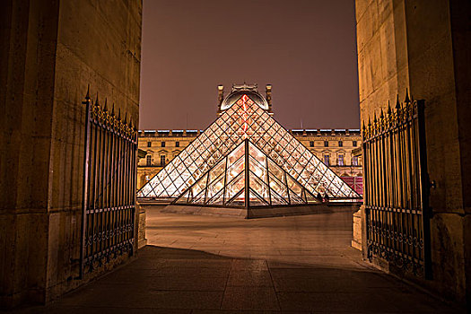 卢浮宫金字塔夜景