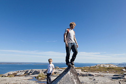 男孩,父亲,向外看,上衣,岩石构造,上方,风景,挪威