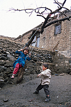 孩子,种族,流行,阿富汗,玩,秋千,正面,家,居民区,喀布尔