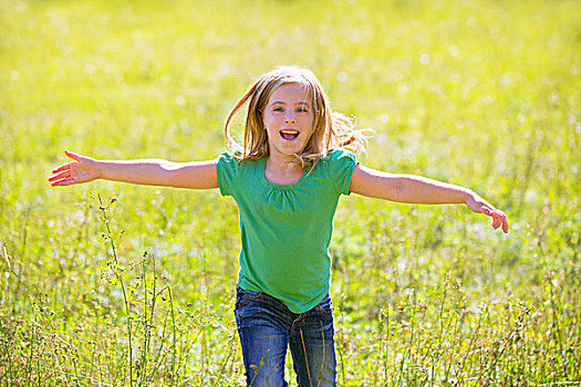 金发,儿童,女孩,高兴,跑,摊开手,微笑,户外,绿色,草地