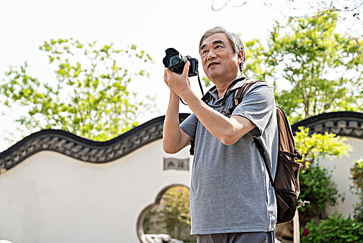 老年男子旅游拍照