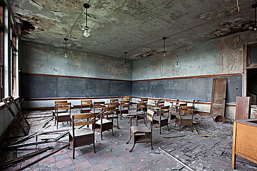 教室,老,木质,椅子,黑板,伸展,房间,破损,地面,砖瓦,石膏,落下,天花板