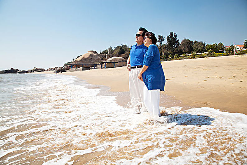 老年夫妻在海边散步_高清图片_全景视觉