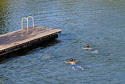 加拿大,不列颠哥伦比亚省,湖,两个男孩,游泳