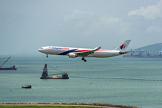 一架马来西亚航空的客机正降落在香港国际机场
