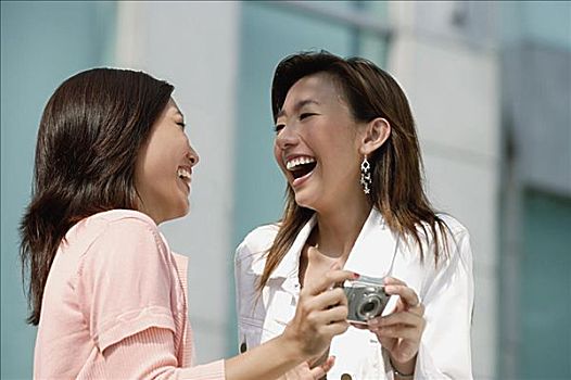 两个女人,笑,拿着,摄影