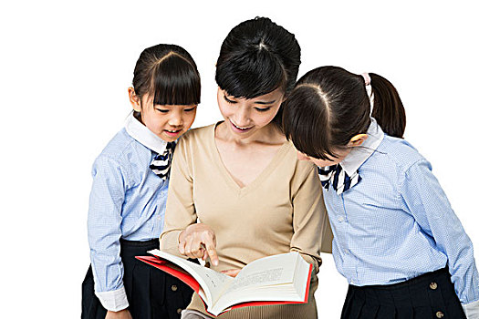 两个小女生和年轻女老师一起看书
