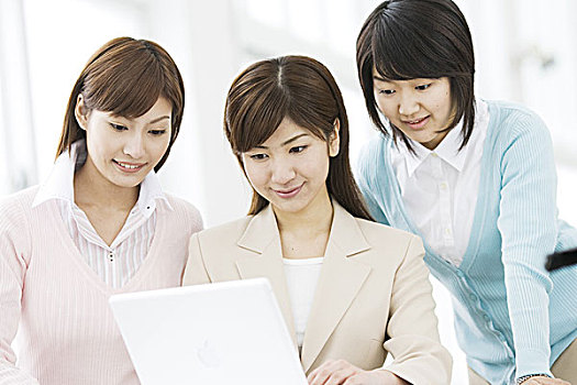 三个女人,看电脑,显示屏