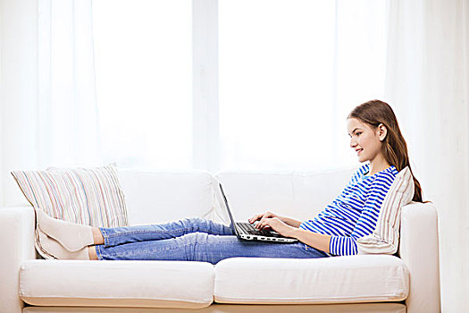 家,科技,互联网,概念,微笑,少女,躺着,沙发,笔记本电脑,在家