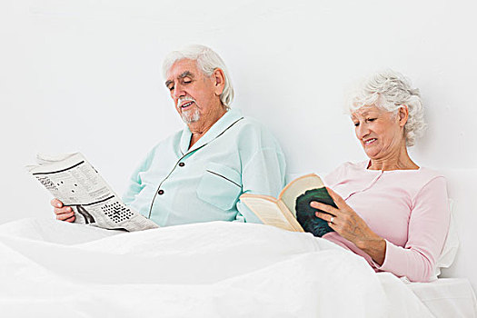 微笑,老年,夫妻,读,床上