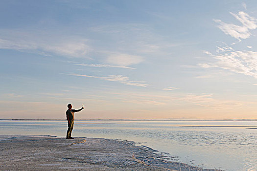 一个,男人,站立,边缘,洪水,盐滩,黄昏,拍照,装置