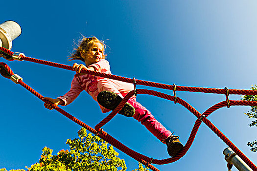 女孩,3岁,攀登,绳索,脚手架,五兹堡,巴伐利亚,德国,欧洲