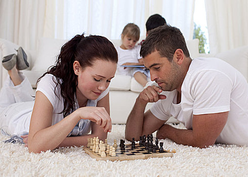 父母,玩,下棋,地板,客厅