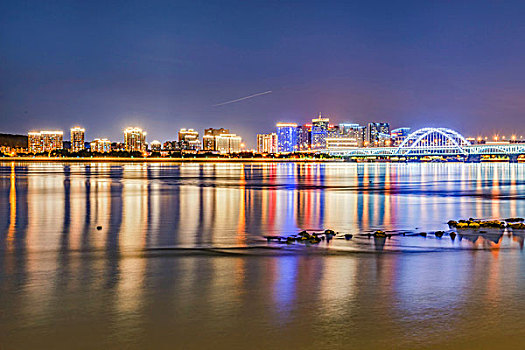 杭州钱塘江与城市建筑夜景