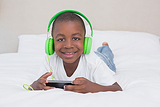 头像,漂亮,小男孩,智能手机,听,音乐,床上,在家,卧室