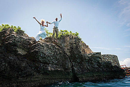 情侣,婚礼,衣服,跳跃,石头,海洋