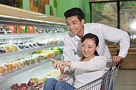 一对年轻夫妇在超市购物