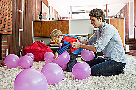 父子,玩,气球,客厅