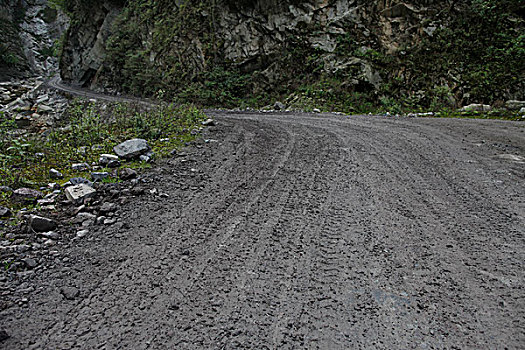 一段崎岖蜿蜒的岩石山路