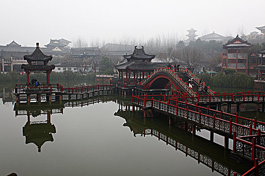 横店,影视基地,古代建筑,房子,木头,清明上河图,造景,城墙,城门,蓝天,湖,绿化,街道,亭子,牌坊