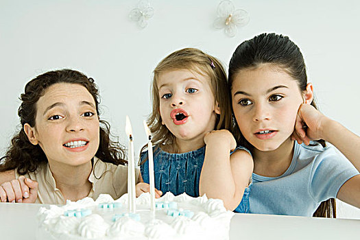 小女孩,吹蜡烛,生日蛋糕,母亲,破旧,姐妹,看