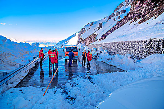 新疆,雪山,蓝天白云,道路养护,铲雪
