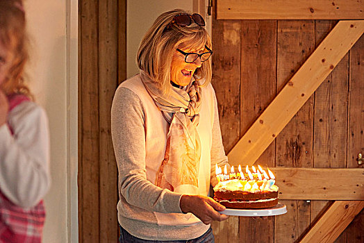 老年,女人,生日蛋糕,照亮,蜡烛,厨房