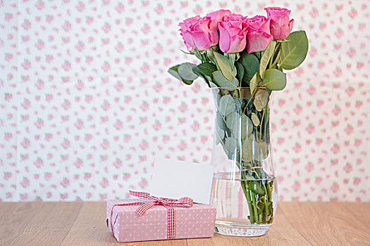束,粉色,玫瑰,花瓶,礼物,留白,卡,木桌子