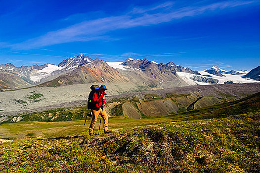 男性,背包族,冰河,远足,阿拉斯加山脉,阿拉斯加