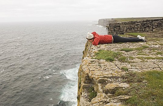 女人,躺着,边缘,悬崖,堡垒,阿伦群岛,戈尔韦郡,爱尔兰