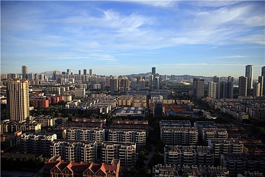 金秋时节里的港城,蓝天白云映衬下的高楼大厦让人心旷神怡