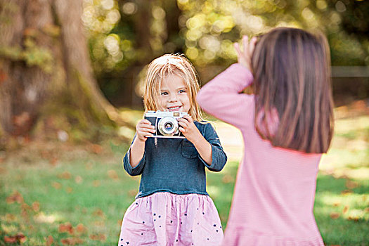 幼儿,女孩,玩,相机,公园