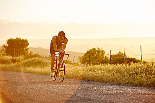 男性,骑车,骑自行车,晴朗,乡村道路,日出