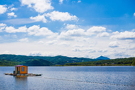漂浮水上的橙色小屋