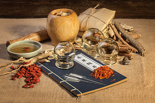 放在桌子上的食材與藥品