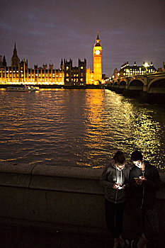 俯拍,美女,光亮,智能手机,相对,威斯敏斯特宫,伦敦,英国